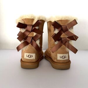 NWOT Girl's Bailey Bow II Uggs, 10, Kids Cozycore